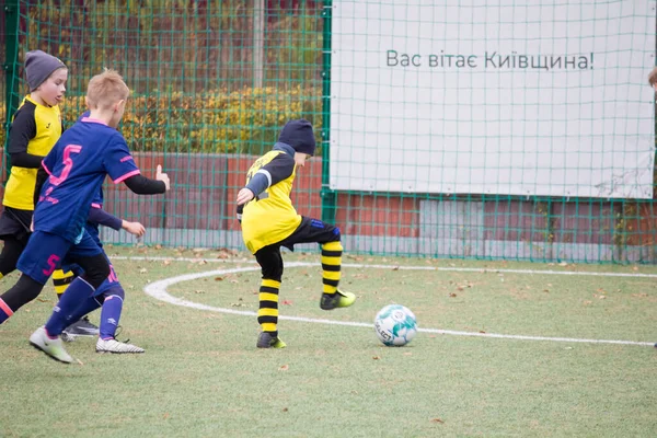 Crianças Jogam Futebol Campo Futebol Ucrânia Durante Guerra — Fotografia de Stock