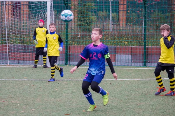 Çocuklar savaş sırasında Ukrayna 'daki futbol sahasında futbol oynuyor.