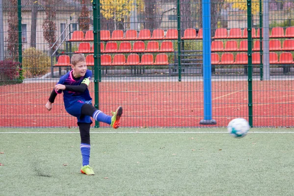Παιδιά Παίζουν Ποδόσφαιρο Στο Γήπεδο Ποδοσφαίρου Στην Ουκρανία Κατά Διάρκεια — Φωτογραφία Αρχείου
