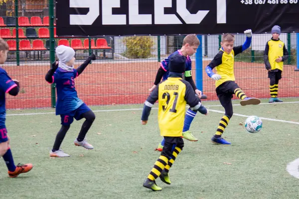 Bambini Giocano Calcio Sul Campo Calcio Ucraina Durante Guerra — Foto Stock