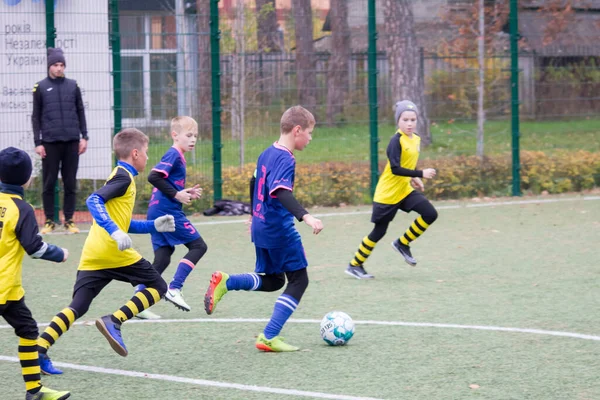 Kinderen Spelen Voetbal Het Voetbalveld Oekraïne Tijdens Oorlog — Stockfoto