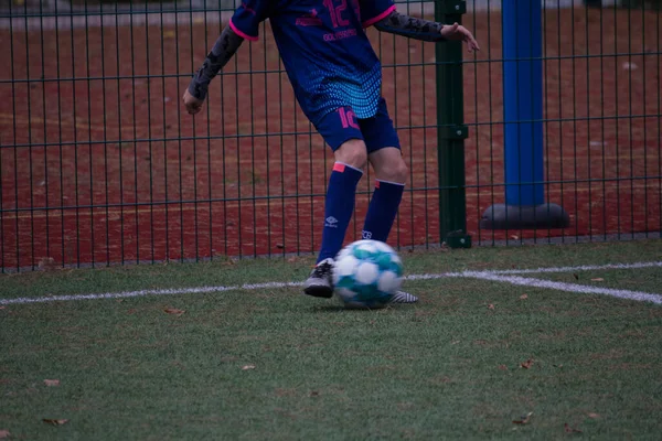 Çocuklar Savaş Sırasında Ukrayna Daki Futbol Sahasında Futbol Oynuyor — Stok fotoğraf