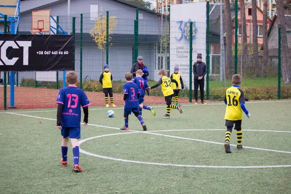 Çocuklar Savaş Sırasında Ukrayna Daki Futbol Sahasında Futbol Oynuyor — Stok fotoğraf