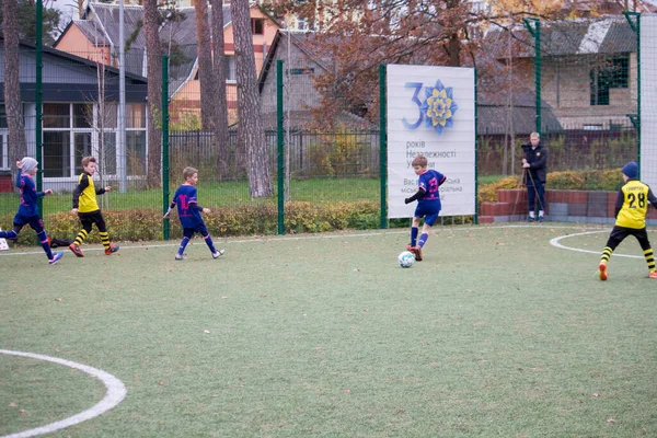 Copiii Joacă Fotbal Terenul Fotbal Din Ucraina Timpul Războiului — Fotografie, imagine de stoc