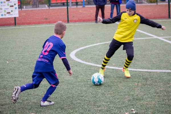 Barn Spiller Fotball Fotballbanen Ukraina Krigen – stockfoto