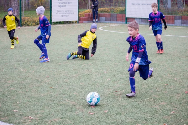 Çocuklar Savaş Sırasında Ukrayna Daki Futbol Sahasında Futbol Oynuyor — Stok fotoğraf