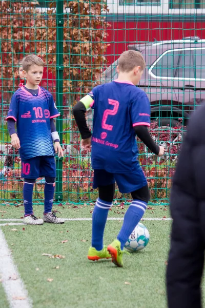 Çocuklar savaş sırasında Ukrayna 'daki futbol sahasında futbol oynuyor.