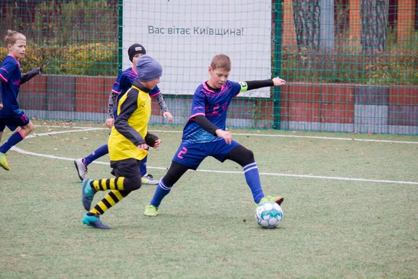 Дети Играют Футбол Футбольном Поле Украины Время Войны — стоковое фото