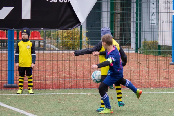 Bambini Giocano Calcio Sul Campo Calcio Ucraina Durante Guerra — Foto Stock