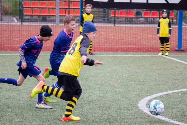 Los Niños Juegan Fútbol Campo Fútbol Ucrania Durante Guerra — Foto de Stock