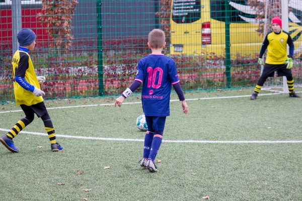 Діти Грають Футбол Футбольному Полі Україні Під Час Війни — стокове фото