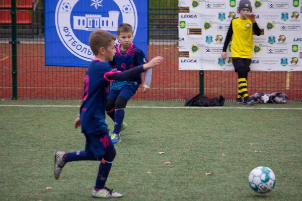 Çocuklar savaş sırasında Ukrayna 'daki futbol sahasında futbol oynuyor.