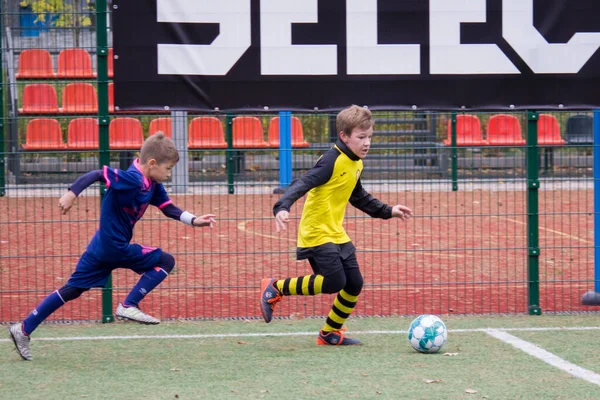 Bambini Giocano Calcio Sul Campo Calcio Ucraina Durante Guerra — Foto Stock