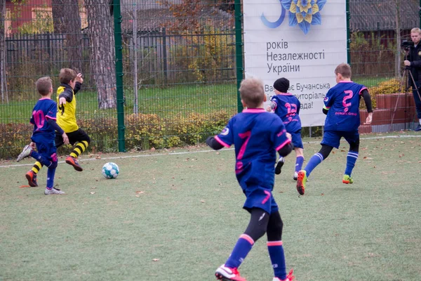 子供たちは戦争中にウクライナのサッカー場でサッカーをする — ストック写真