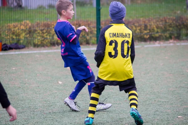 子供たちは戦争中にウクライナのサッカー場でサッカーをする — ストック写真