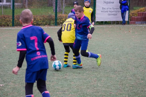 Barn Spelar Fotboll Fotbollsplanen Ukraina Kriget — Stockfoto