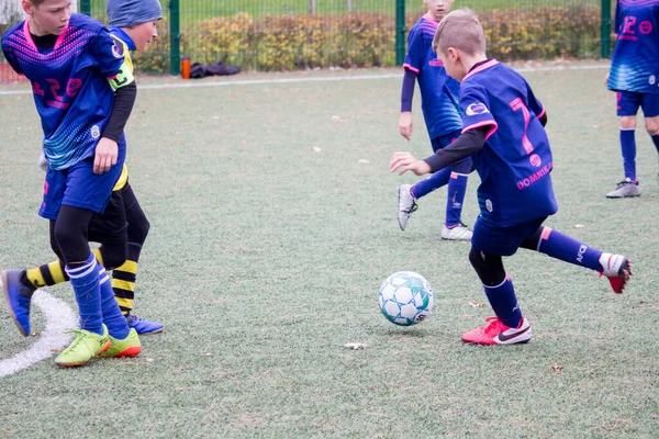 Děti Hrají Fotbal Fotbalovém Hřišti Ukrajině Během Války — Stock fotografie