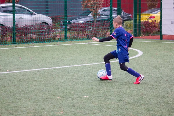 Dzieci Grają Piłkę Nożną Ukrainie Podczas Wojny — Zdjęcie stockowe