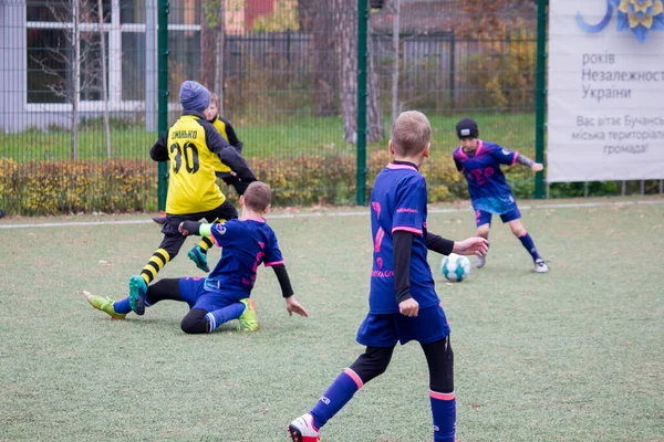 Діти Грають Футбол Футбольному Полі Україні Під Час Війни — стокове фото