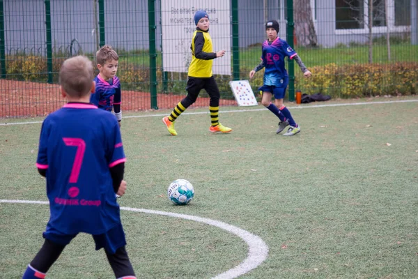 Děti Hrají Fotbal Fotbalovém Hřišti Ukrajině Během Války — Stock fotografie