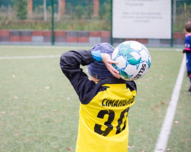 Çocuklar savaş sırasında Ukrayna 'daki futbol sahasında futbol oynuyor.