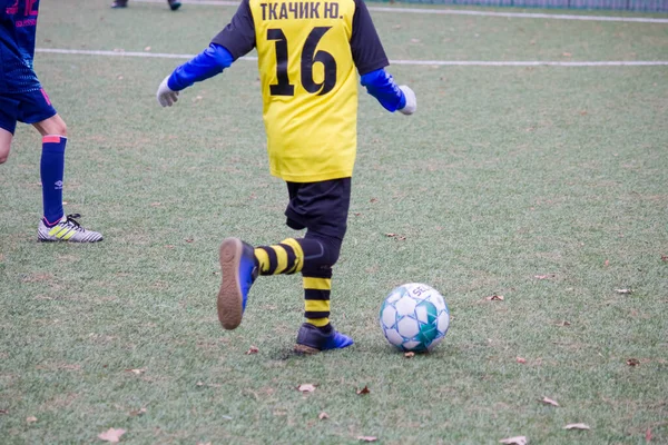 Kinder Spielen Während Des Krieges Auf Dem Fußballplatz Der Ukraine — Stockfoto