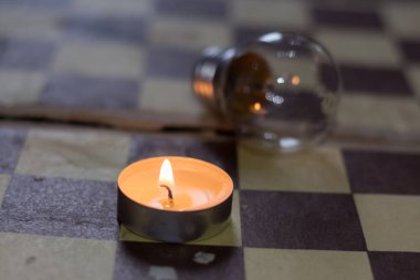 Satranç tahtasında yanan mum ve lamba. Ukrayna 'daki savaştan dolayı karartma