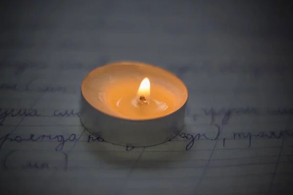 Hořící Svíčka Školní Sešitě Výpadek Kvůli Válce Ukrajině — Stock fotografie
