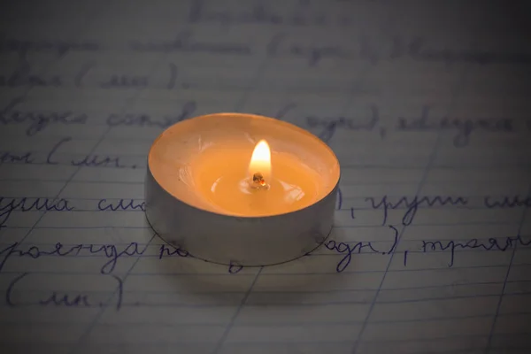 Brennende Lys Notisbok Fra Skolen Mørklegging Grunn Krig Ukraina – stockfoto