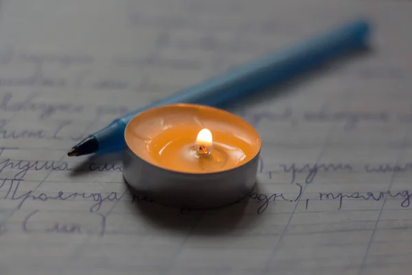 Hořící Svíčka Školní Sešitě Výpadek Kvůli Válce Ukrajině — Stock fotografie