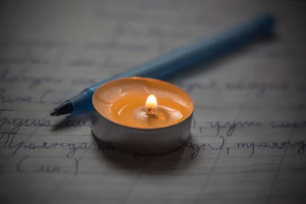 Een Brandende Kaars Een Schoolschrift Blackout Als Gevolg Van Oorlog — Stockfoto