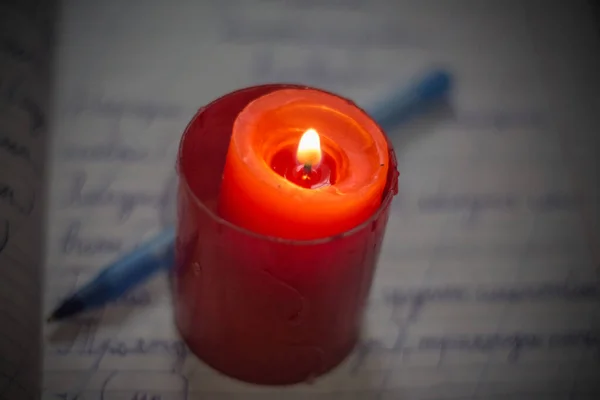 Ένα Αναμμένο Κερί Ένα Σχολικό Σημειωματάριο Λιποθυμία Λόγω Πολέμου Στην — Φωτογραφία Αρχείου