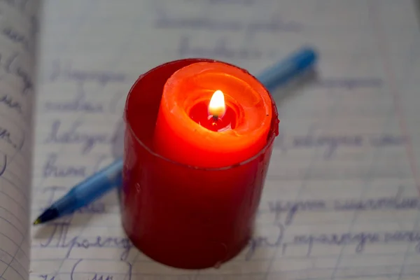 Eine Brennende Kerze Auf Einem Schulheft Stromausfall Wegen Krieg Der — Stockfoto