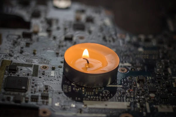 電子ボード上の燃えるろうそく 戦争によるウクライナの停電 — ストック写真