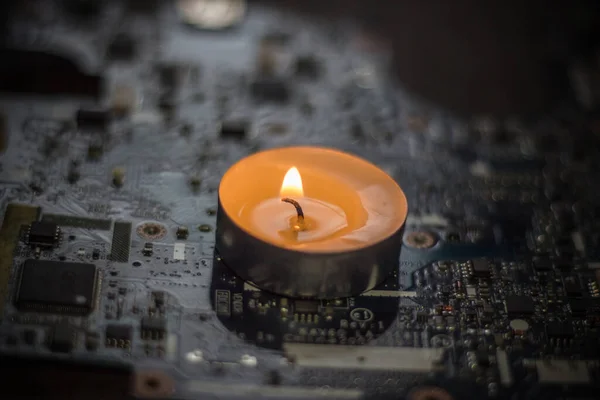 Hořící Svíčka Elektronické Desce Výpadek Proudu Ukrajině Důsledku Války — Stock fotografie