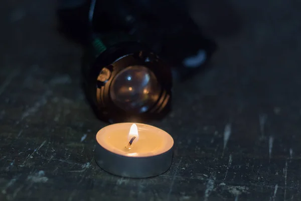 懐中電灯の近くでろうそくを燃やす 戦争によるウクライナの停電 — ストック写真
