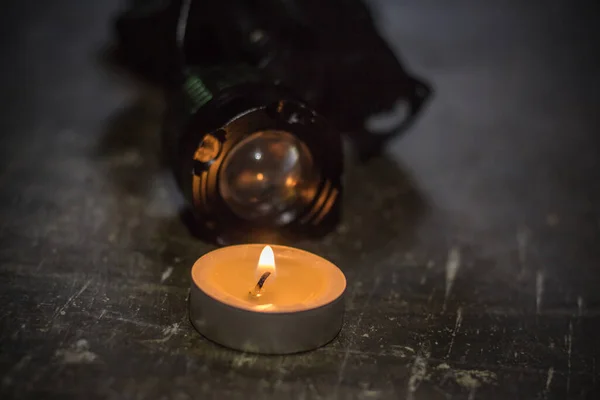 Brandende Kaars Bij Zaklamp Blackout Oekraïne Als Gevolg Van Oorlog — Stockfoto