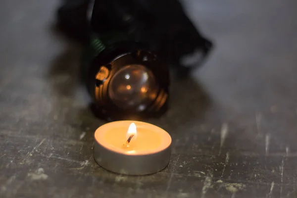 懐中電灯の近くでろうそくを燃やす 戦争によるウクライナの停電 — ストック写真