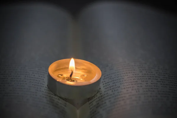 Спалення Свічки Книжці Затемнення Через Війну Україні — стокове фото
