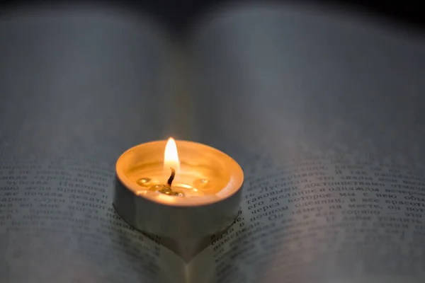 Зажигание Свечи Книге Блэкаут Войны Украине — стоковое фото