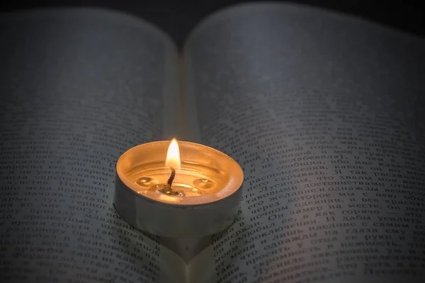 Kaars Branden Een Boek Blackout Als Gevolg Van Oorlog Oekraïne — Stockfoto
