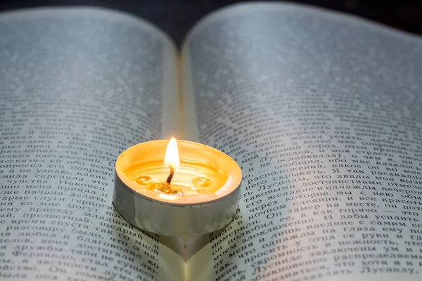 Queimar Uma Vela Num Livro Blackout Devido Guerra Ucrânia — Fotografia de Stock