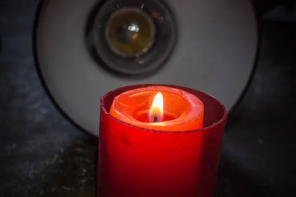 テーブルランプの背景にろうそくを燃やす 戦争によるウクライナの停電 — ストック写真