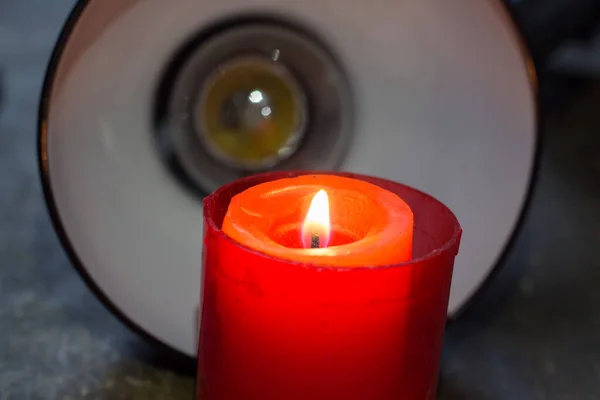 Vela Ardiente Fondo Una Lámpara Mesa Apagón Ucrania Debido Guerra —  Fotos de Stock