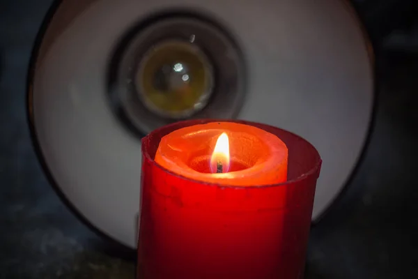 Vela Ardente Fundo Uma Lâmpada Mesa Blackout Ucrânia Devido Guerra — Fotografia de Stock