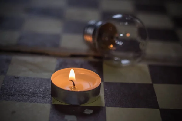 Brinnande Ljus Och Lampa Ett Schackbräde Strömavbrott Grund Krig Ukraina — Stockfoto