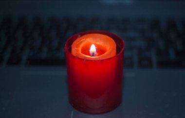 Dizüstü bilgisayarda mum. Ukrayna 'daki savaştan dolayı karartma