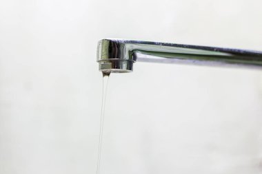 Musluktan ince bir su akıntısı. Ukrayna 'da savaş nedeniyle su kesintileri