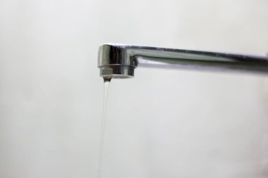 Musluktan ince bir su akıntısı. Ukrayna 'da savaş nedeniyle su kesintileri