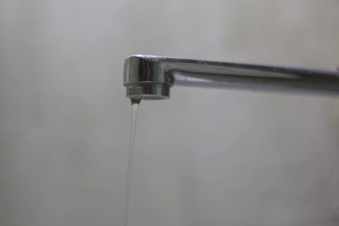 Musluktan ince bir su akıntısı. Ukrayna 'da savaş nedeniyle su kesintileri